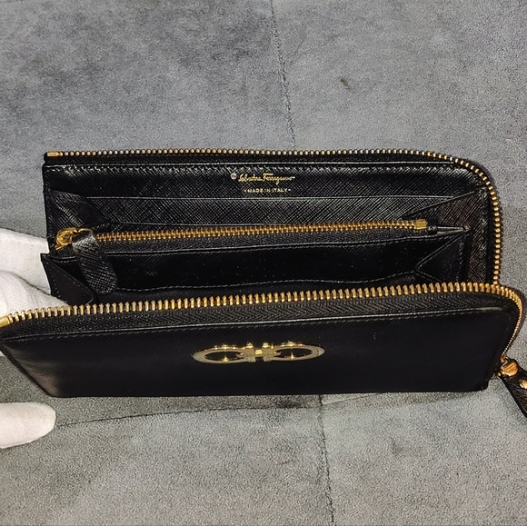 SALVATORE FERRAGAMO GANCIO BLACK SAFFIANO LEATHER ZIP AROUND LONG WALLET EUC - Picture 14 of 17